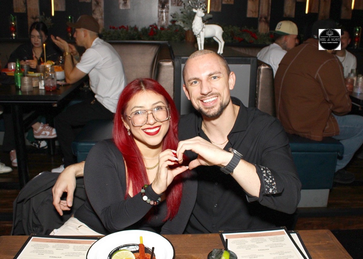 Red hair, golden night at Miel de Agave